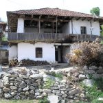 Жена се запрашала што им е на луѓето на село, па предизвикала лавина коментари: „Толку се злобни и љубоморни, како да живеат во камена доба“.