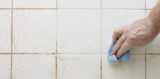 ПЛОЧКИТЕ ВО БАЊАТА ЌЕ СЈАЈАТ КАКО НОВИ: Само испрскајте ги со овој домашен лек и избришете ги (РЕЦЕПТ)