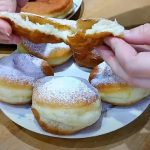 НАЈМЕКИТЕ КРОФНИ СО КИСЕЛА ВОДА: Печени во маст, шупливи и сочни, а вкусот е фантастичен!