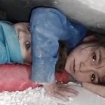 ПОТРЕСНА СУДБИНА НА ДЕВОЈЧЕТО КОЈА ГО РАСПЛАКА ЦЕЛИОТ СВЕТ: Го чувала својето братче под урнатините во Сирија, сега ја чека тешка борба!