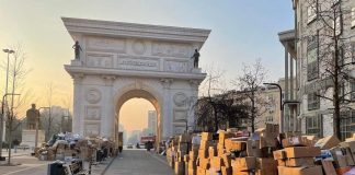 Волонтерите револтирани: Искинати и валкани гаќи се оставаат на плоштад!