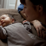 Педијатар објаснува ДО КОЈА ГОДИНИ ДЕЦАТА ТРЕБА ДА СПИЈАТ ВО КРЕВЕТ СО РОДИТЕЛИ: „Во спротивно, може да има послаб развој на мозокот и проблеми во текот на растењето“