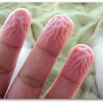 Зошто кожата на прстите ни набабрува кога се во вода? Причината може да ве изненади(Видео)