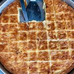 ПИТАТА КОЈА ВЕЛАТ СИТЕ Е ПОДОБРА И ОД НАЈДОБРИОТ БУРЕК: Потребни се само 10 минути за да се направи, а тајната е во 1 РАБОТА!