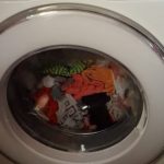 СТАВИВ 1 ЛОВОР ЛИСТ ВО МАШИНАТА ЗА ПЕРЕЊЕ: Кога видов како изгледа облеката по перењето, ОСТАНАВ БЕЗ ЗБОРОВИ!