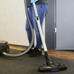 Овој ТРИК сигурно ќе ве воодушеви: Додајте го ОВА во вашата правосмукалка и целата куќа ќе ви мириса цел ден!