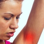 Болка под пазувите: 4-те најдобри домашни третмани и кога е непходно да посетите лекар