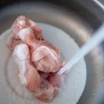 КОГА ОДМРЗНУВАТЕ МЕСО ГО ОСТАВАТЕ САМО ДА СЕ ОДМРЗНЕ ИЛИ ГО ПОТОПУВАТЕ ВО ВОДА? Сите сме грешеле, а само еден начин е ПРАВИЛЕН!