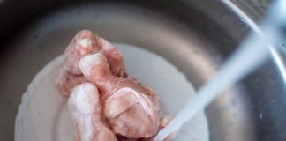 КОГА ОДМРЗНУВАТЕ МЕСО ГО ОСТАВАТЕ САМО ДА СЕ ОДМРЗНЕ ИЛИ ГО ПОТОПУВАТЕ ВО ВОДА? Сите сме грешеле, а само еден начин е ПРАВИЛЕН!