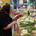 Изгледа како трева, на пазарот чини 1.000 динари за килограм: Македонците ја одгледуваат за голем профит – Лиснатиот зеленчук е се попопуларен!