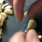 СТАВИ ЛУК ВО МИКРОБРАНОВА САМО 10 СЕКУНДИ: Кога ќе го видите резултатот, ќе го сторите истото ВЕДНАШ (ВИДЕО)