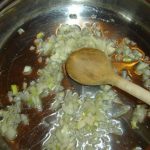 Професионален готвач открива како да пржите кромид без да ви смрди се по дома: САМО ДОДАЈТЕ 1 ЛАЖЕЖА ОД ОВАА СОСТОЈКА!