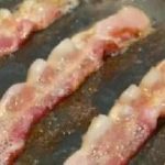 ПРЖИТЕ СЛАНИНА А МАСЛО ПРСКА НАСЕКАДЕ: Додадете само 1 СОСТОЈКА во ТАВАТА, домаќинките НЕ ЗНАЕЛЕ ЗА ТОА (ВИДЕО)!