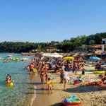 КОЛКУ ПАРИ ЌЕ ПОТРОШИТЕ ЗА ОДМОР НА ХАЛКИДИКИ, ОВА СЕ ЦЕНИТЕ НА ЛЕЖАЛКИТЕ: На списокот се и пивото, јагодите, кафето!