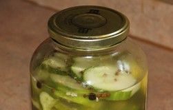 15 употреби на водата од кисели краставички за кои многумина не знаат: Не ја фрлајте – употребете ја