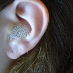 ДОКОЛКУ ПОСТОЈАНО ВЕ ЧЕШААТ УШИТЕ, ВНИМАВАЈТЕ: ЧИСТЕЊЕТО НА ВОСОКОТ НЕ Е ДОВОЛНО – Ова се сите можни причини за чешање