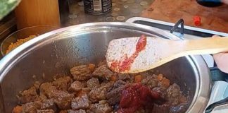 СИТЕ УНГАРКИ ВАКА ПРАВАТ ГУЛАШ: Само со овaa цака месото нема да биде тврдо, а сосот ќе биде ДОВОЛНО густ (РЕЦЕПТ)