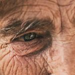 „Не им се јавувам, чекам да се сетат на мене, се чувствувам како напуштено куче“: Исповед на заборавена мајка која ја кине душата