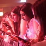 Кога е право време да му дозволите на детето мобилен телефон?