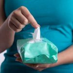 Експертите откриваат зошто треба да ги избегнувате влажните марамчиња: Ја знаете ли РАЗЛИКАТА ВО ОДРЖУВАЊЕТО НА ХИГИЕНАТА кај момчињата и девојчињата?