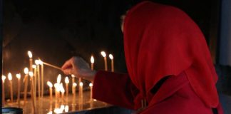 ВЕРСКИ УЧИТЕЛ ОТКРИ КАКО ТРЕБА ДА СЕ ОБЛЕКУВАТЕ ЗА ДА ОДЕТЕ НА ЛИТУРГИЈА: Ова важи и за ЖЕНИТЕ и за МАЖИТЕ