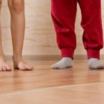 Дали спиете во ЧОРАПИ ИЛИ БОСИ? Токму овој детал открива многу за вас!