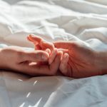 ДАЛИ ВАШАТА ВРСКА ТРАПИ ПОРАДИ НАМАЛЕНО ЛИБИДО? 5 начини како повторно да се поврзете со партнерот и да ја разбудите вашата желба