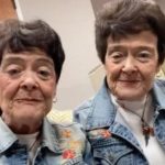 БАБИ БЛИЗНАЧКИ (84) секојдневно носат иста облека: „Привлекуваме внимание каде и да се појавиме, ИМАМЕ ЕДНО ПРАВИЛО ОД ДЕТСТВОТО!“