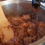 Готвачката откри што секогаш става во гулаш: Месото само се распаѓа, а вкусот на сосот е толку добар што ќе останете без зборови