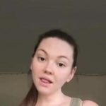 „Кога одам на училиште да ги земам децата, не носам градник: Знаат дека ќе им ги украдам мажите – сите ми завидуваат на градите“ (ВИДЕО)