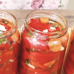 Пеглана пиперка со лук, без конзерванси: 10 години ја правам оваа Зимница (Видео)