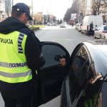 Ја возел сестра си да се породи, а потоа дошла полиција! Кога ќе видат за што се работи, нивниот гест ќе ви го скрши срцето