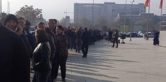 РЕДИЦА ПРЕД САЛАТА „БОРИС ТРАЈКОВСКИ“ ВО СКОПЈЕ ЗА ПОДИГНУВАЊЕ НА ВАУЧЕРИТЕ ЗА ИНВЕРТЕРИ