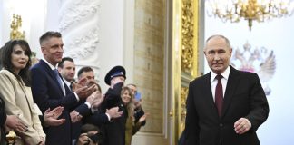 На интернет кружи видео од чудното однесување на Путин и грчењето на ногата: Почнаа разни теории! ВИДЕО