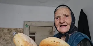 БАБА МИРА НА 99 ГОДИНИ САМА МЕСИ ЛЕБ И ГО ПОДАРУВА (ВИДЕО)