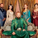 На снимањето на серијата турскиот актер остана без глава поради колешка: Сопругата правеше љубоморни сцени, сите му се смееја!