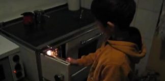 Се верува дека вака треба да се внесе Бадник во куќата: Еве кои обичаи треба да се почитуваат!
