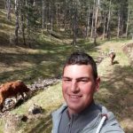 Лука: Се врати кај дедо му на село, се занимава со кравите, бара девојка за брак, но вистинската сè уште ја нема!