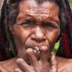 10 од најбизарните традиции ширум светот: Во оваа земја ги откопуваат коските на своите предци, ги завиткуваат во ткаенина, а потоа…