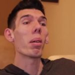 Далибор е највисокиот човек во регионот, сите се чудат кога ќе слушнат кој број чевли носи: Влегува во куќата на шокантен начин