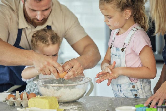 368256_neka-vam-pomazu--stockphotohandsteachingorfamilycookingwithchildreninkitchenforchilddevelopmenttopreparecookies2476215937_ff