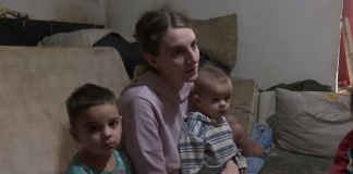 Сара од Велес и нејзините четири чеда: Едвај преживуваме, живееме во Распадната куќа со паднат кров, скршени прозорци, мувла, лебарки се бориме барем за леб и млеко на децата! (ВИДЕО)