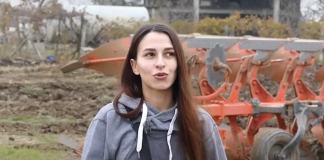 Тамара студира биохемија, а по предавањето на факултет ги засука ракавите, го стартува тракторот и го ОРА ЦЕЛО ТЕРЕН: „Го работам тоа што го сакам, НЕ СЕ СРАМАМ“ ВИДЕО
