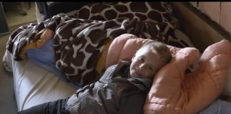 Само за детето ми е жал, спие во влага и мувла