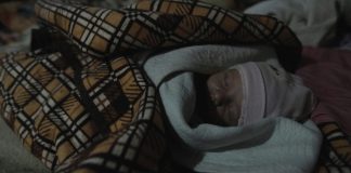 Малата Мила спие на скршен кревет во риунирана куќа на врвот од планинското село Дулица