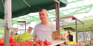Кога ќе видите „домашни“ јагоди на пазар, направете го ова и веднаш ќе знаете дали продавачот лаже!