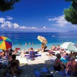 КОЈ ПЛАНИРА ОДМОР ТУКА – НЕКА СИ ЗЕМЕ ХРАНА СО СЕБЕ! Цените само растат, туристите дури и носат тоалетна хартија од дома