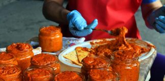 Еве како да го скратите времето на варење на ајварот: Вкусот е подобар од кога било, ќе ја изедете целата тегла за миг!