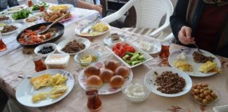 Ако секоја вечер ги јадете овие три намирници, го уништувате желудникот: Најголемата заблуда во која сите веруваме