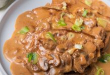 Ловечки шницли во богат сос од кромид и печурки: Сочни, меки и толку вкусни што ќе барате репете